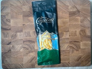 Мясо (АЛЬЯНС) вяленое свинина с халапеньо (500гр): Сыр 60 гр ГОРНЫЙ СЫРОВАР (Бочонок копчёный)